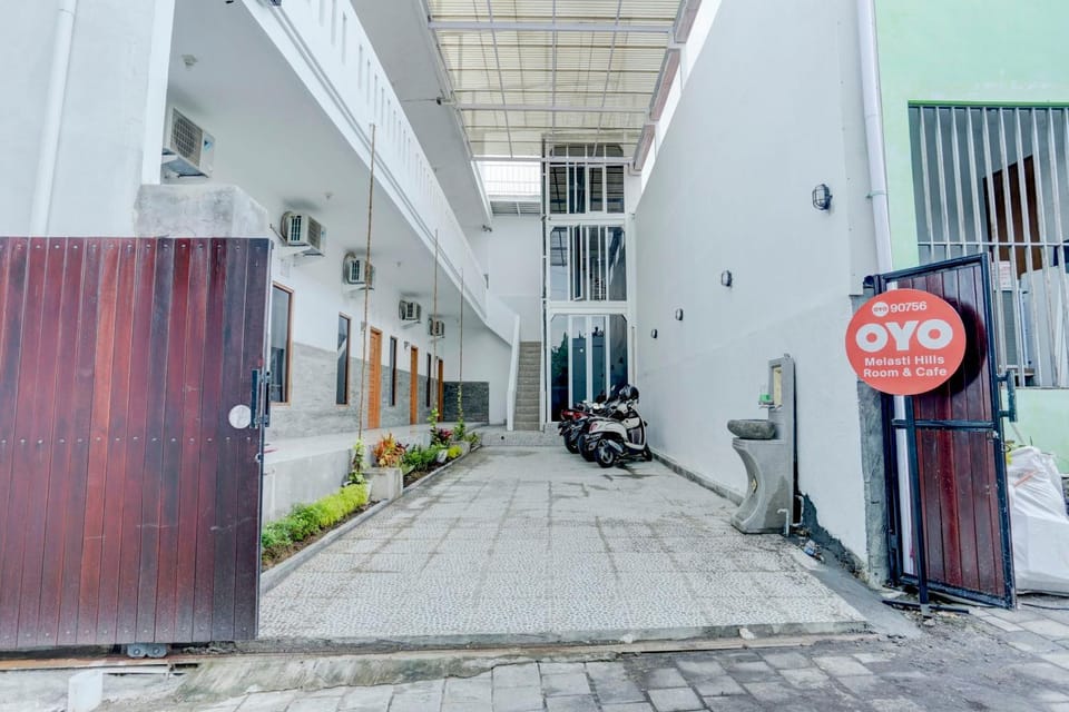 Facade/entrance