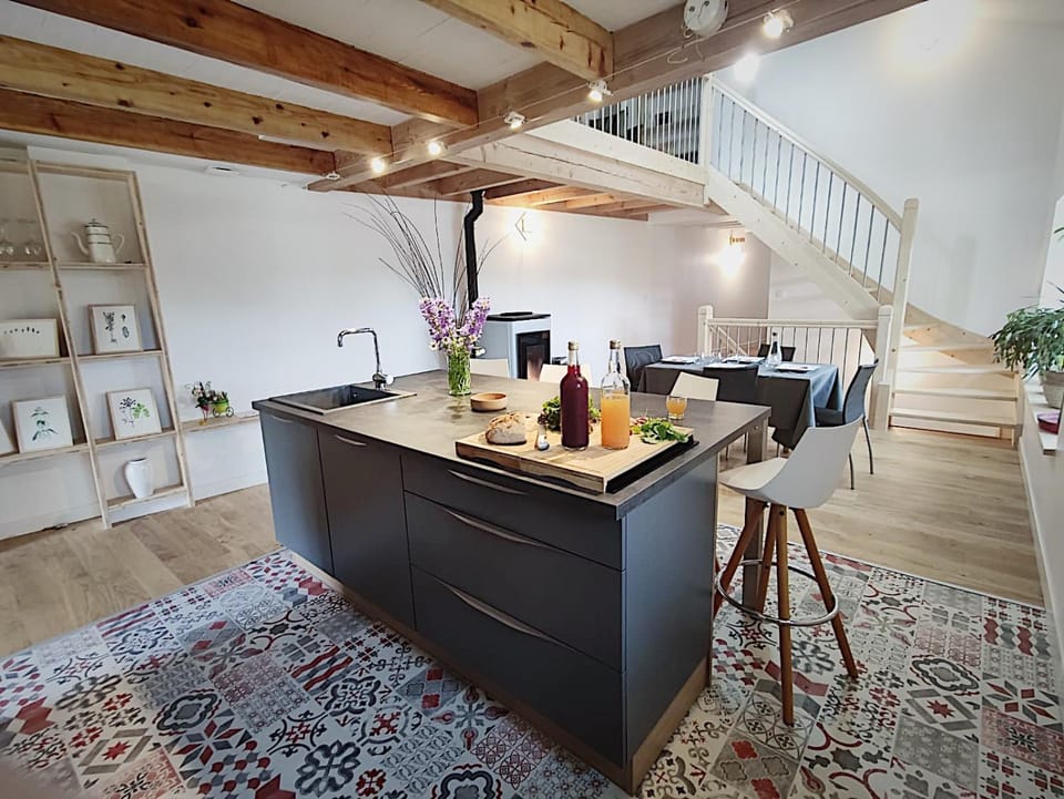 Coffee/tea facilities, Kitchen or kitchenette, Dining area