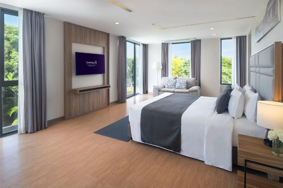 Bed, TV and multimedia, Photo of the whole room, Bedroom