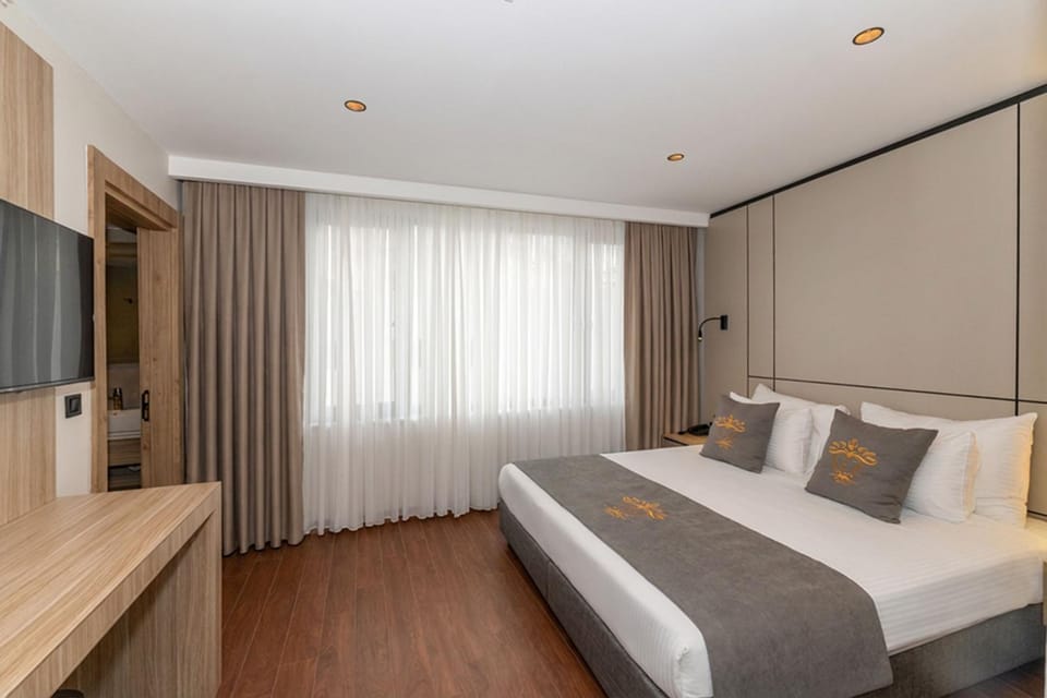 Photo of the whole room, Bedroom
