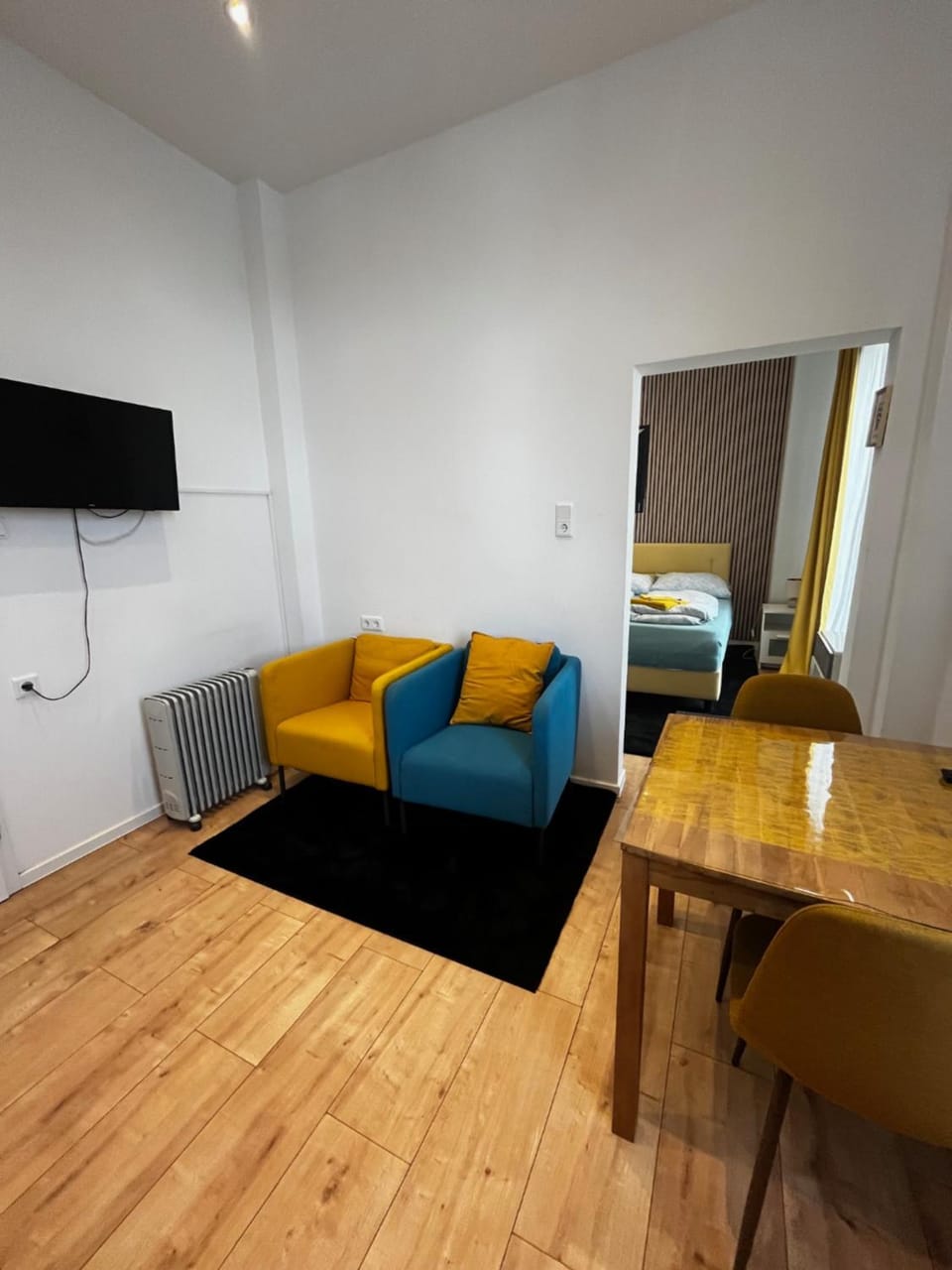 Communal lounge/ TV room, TV and multimedia, Living room, Seating area, Dining area