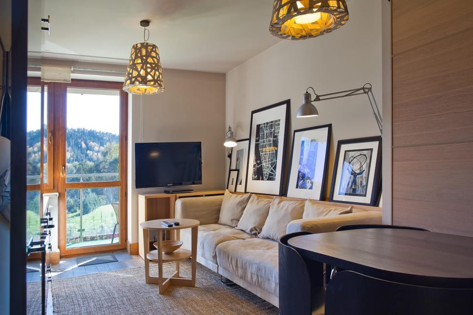 Communal lounge/ TV room, Natural landscape, TV and multimedia, Living room, Seating area, Mountain view