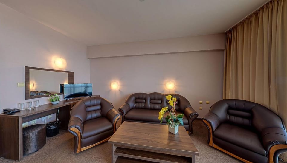 TV and multimedia, Living room, Seating area, hair dresser
