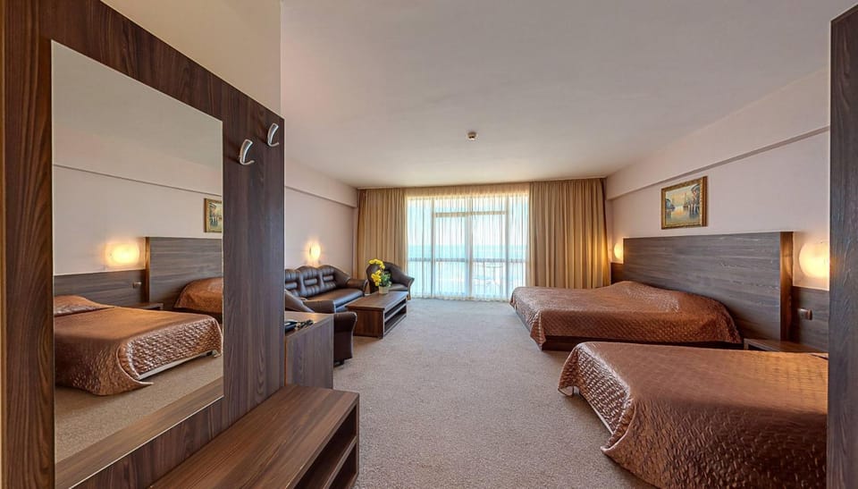 Bed, TV and multimedia, Living room, Photo of the whole room, Seating area, Bedroom