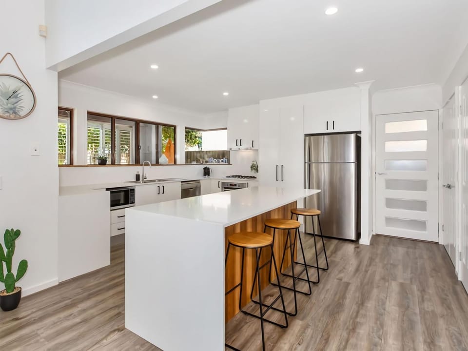 Kitchen or kitchenette, Dining area, oven, pet friendly, stove