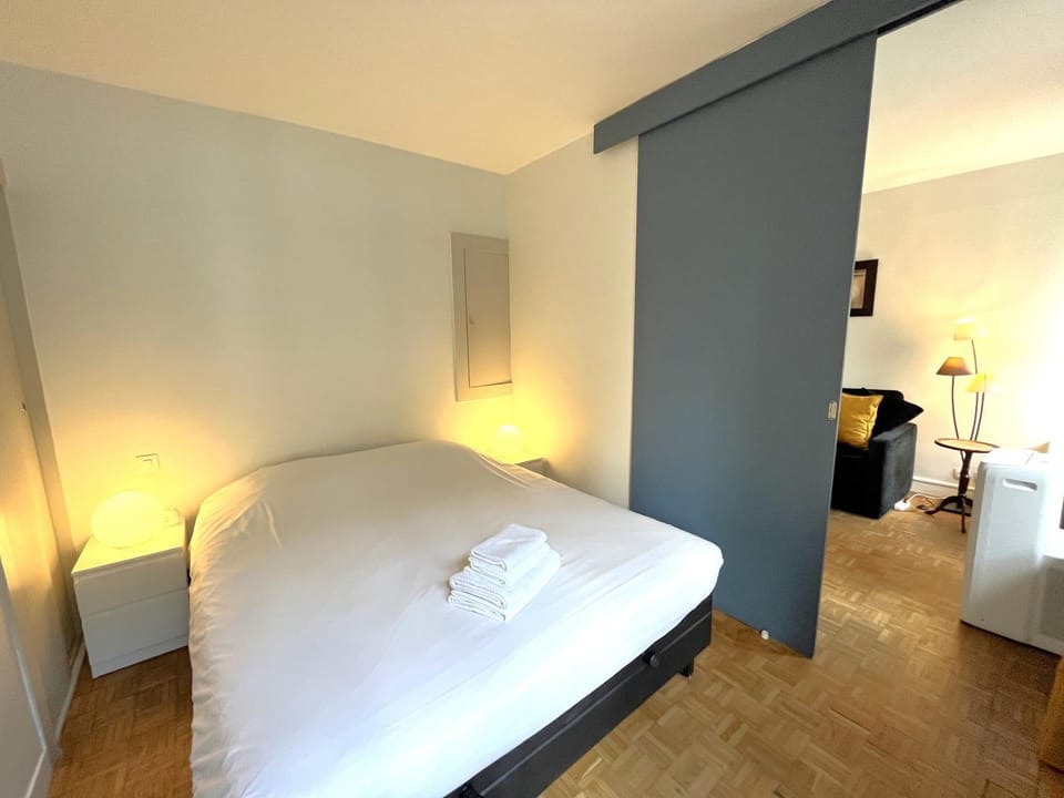 Photo of the whole room, Bedroom