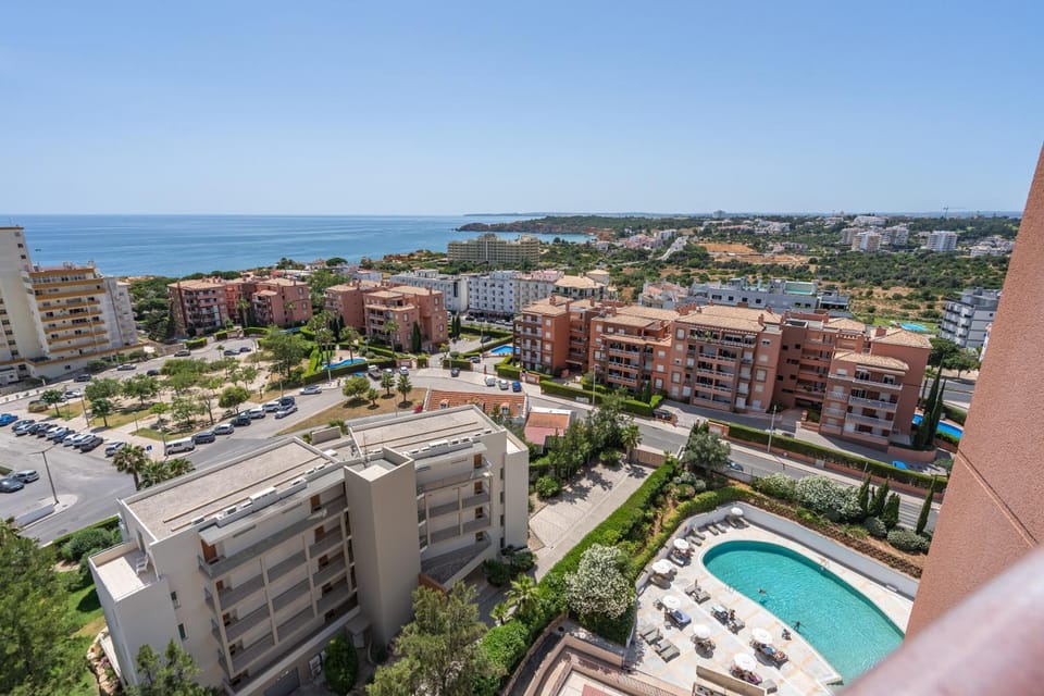 Property building, Natural landscape, Bird's eye view, Beach, City view, Sea view, Swimming pool, Parking