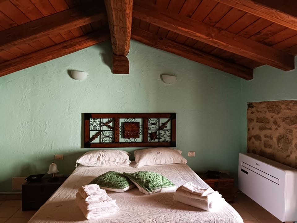 Bed, Bedroom, air conditioner