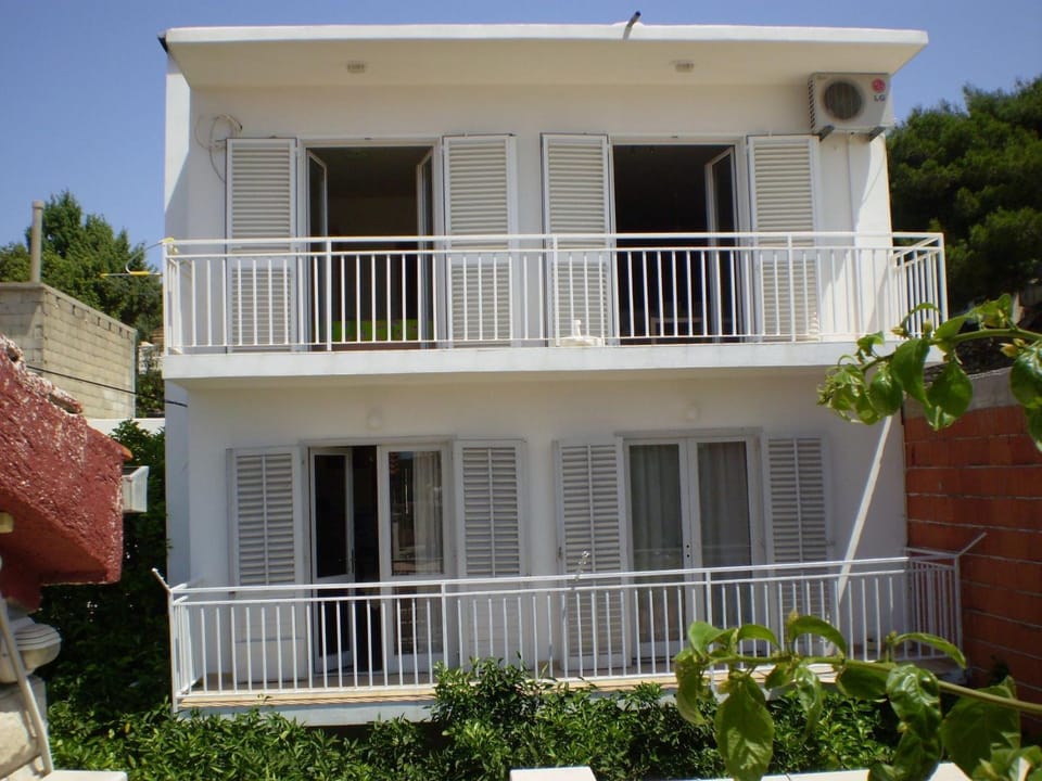 Patio, Facade/entrance
