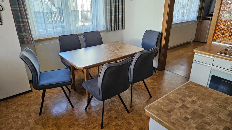 Kitchen or kitchenette, Seating area, Dining area