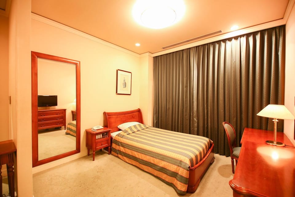 Photo of the whole room, Bedroom