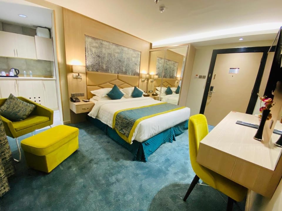Bed, TV and multimedia, Photo of the whole room, Decorative detail, Bedroom