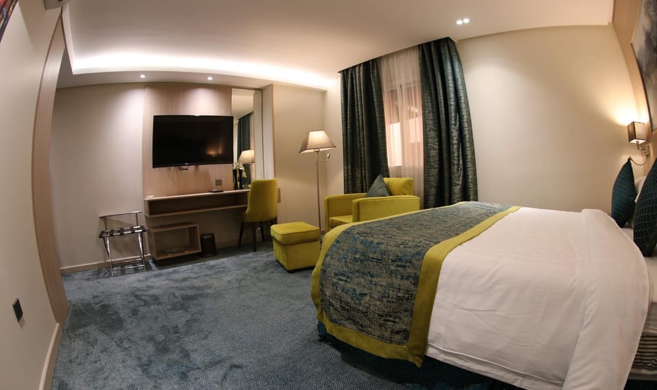 Bed, TV and multimedia, Photo of the whole room, Seating area, Bedroom