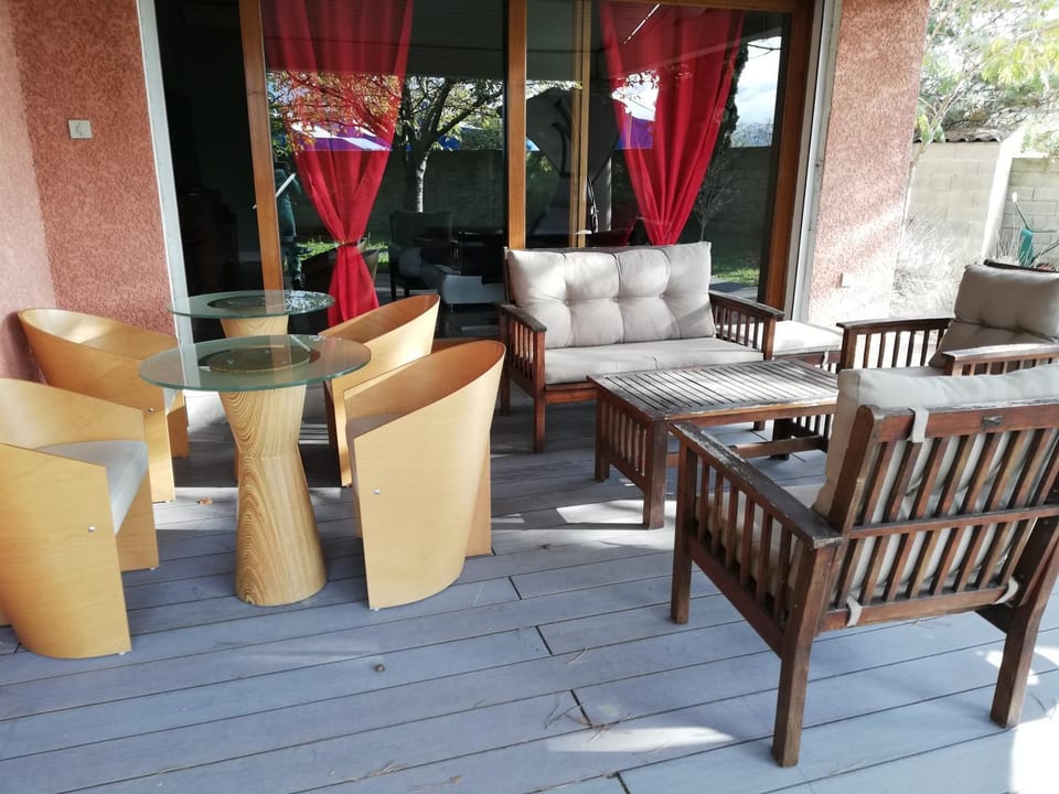 Patio, Living room