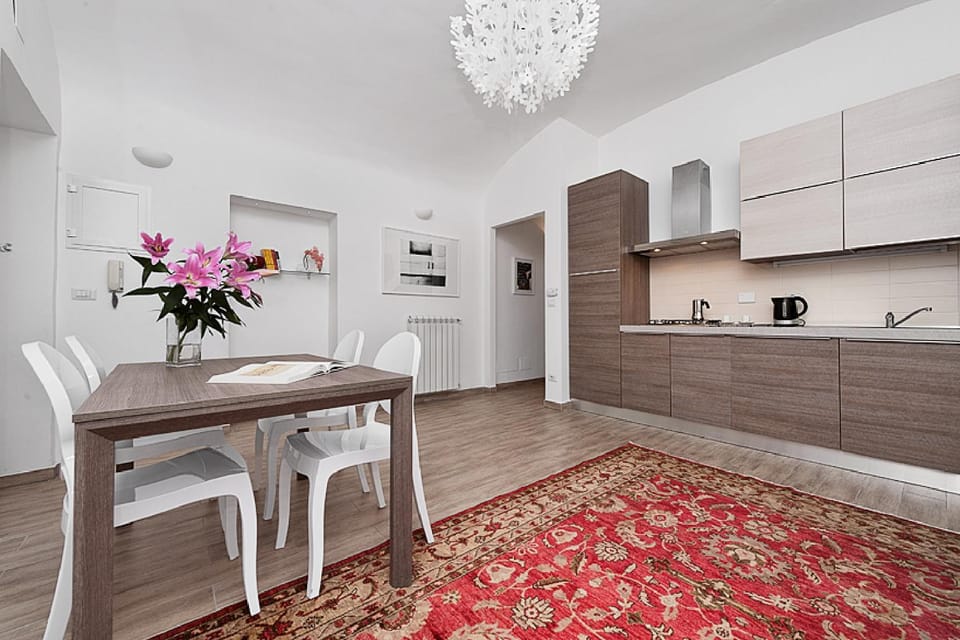Property building, Kitchen or kitchenette, Living room, Seating area, Dining area
