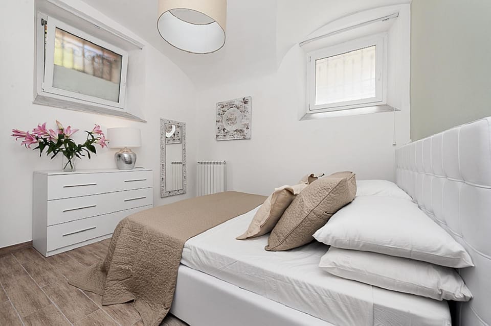 Property building, Bed, Photo of the whole room, Bedroom