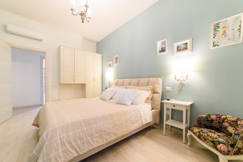 Photo of the whole room, Bedroom, furniture