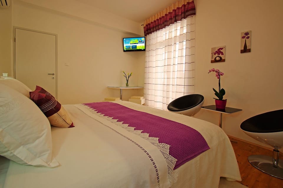 Bed, Seating area