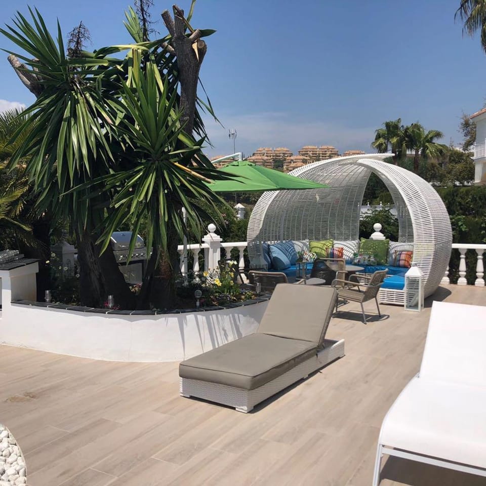 R02 Luxury Apartment in Villa with Pool and Garden Apartment in Marbella