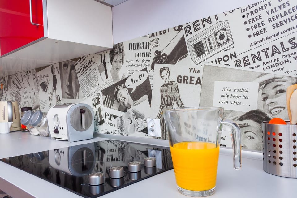 Communal lounge/ TV room, Spring, Day, Lounge or bar, Food and drinks, Other, Decorative detail, Communal kitchen, On site, Area and facilities, Drinks, Non alcoholic drinks
