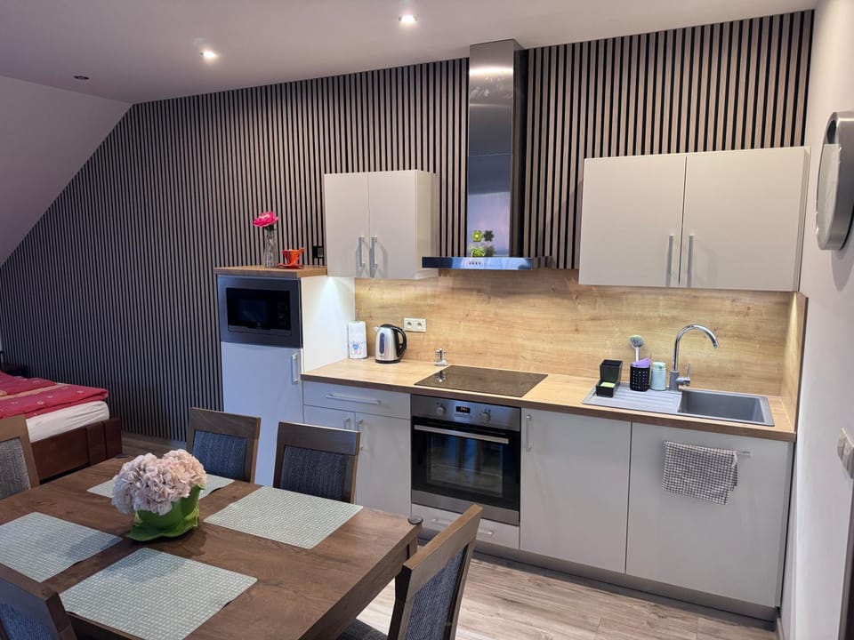 Coffee/tea facilities, Kitchen or kitchenette, Dining area, oven