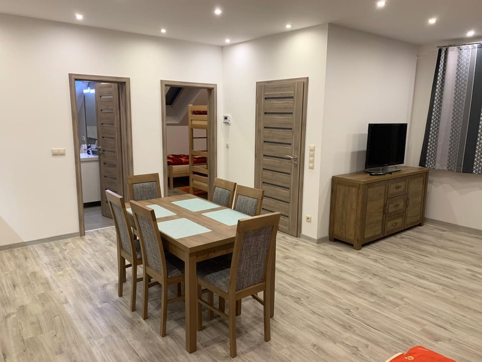 Communal lounge/ TV room, TV and multimedia, Living room, Seating area, Dining area