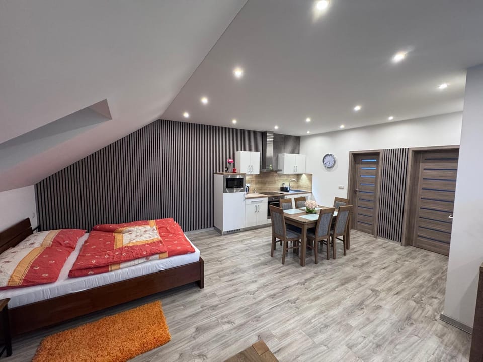 Bed, Kitchen or kitchenette, Photo of the whole room, Dining area, Bedroom