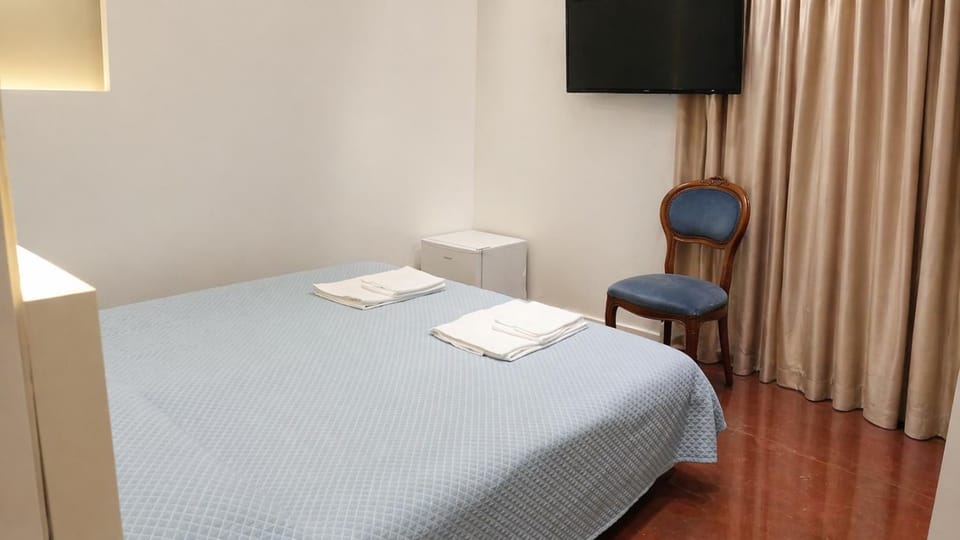 Bed, TV and multimedia, Photo of the whole room