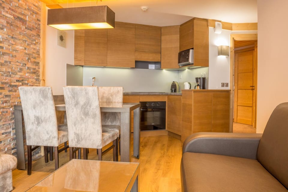 Kitchen or kitchenette, Living room, Seating area, Dining area, stove