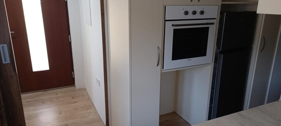 Kitchen or kitchenette, minibar, oven, stove