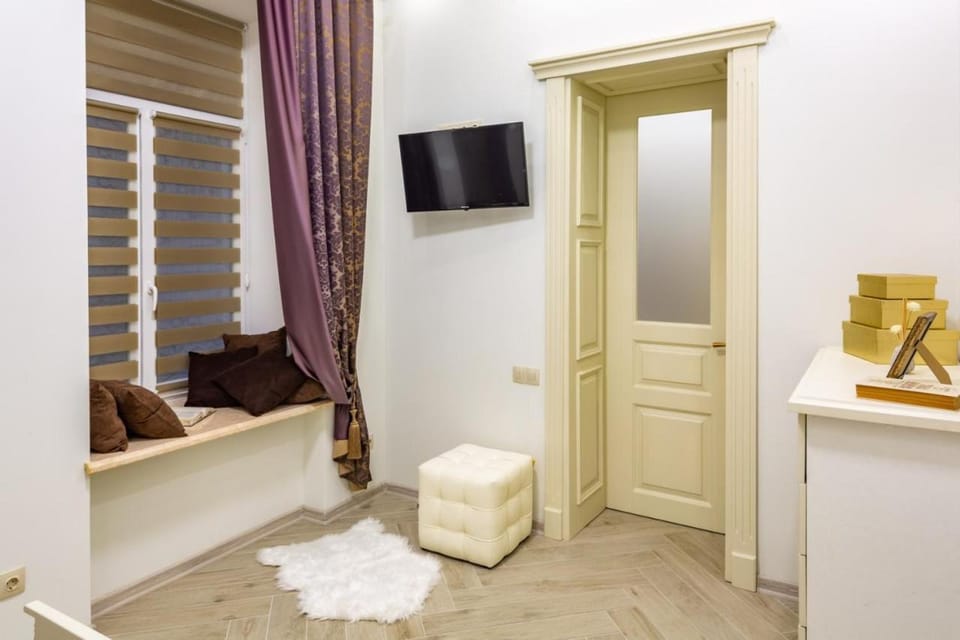 TV and multimedia, Seating area, Bedroom