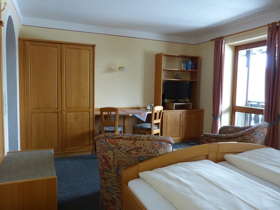 Photo of the whole room, Seating area