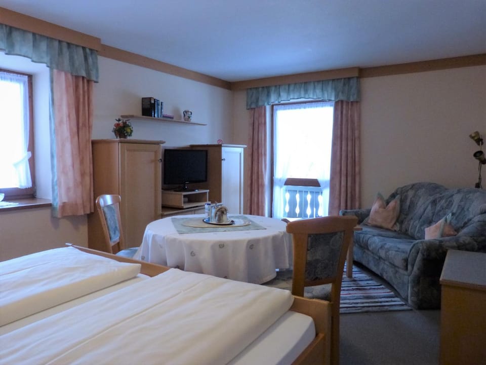 TV and multimedia, Photo of the whole room, Seating area