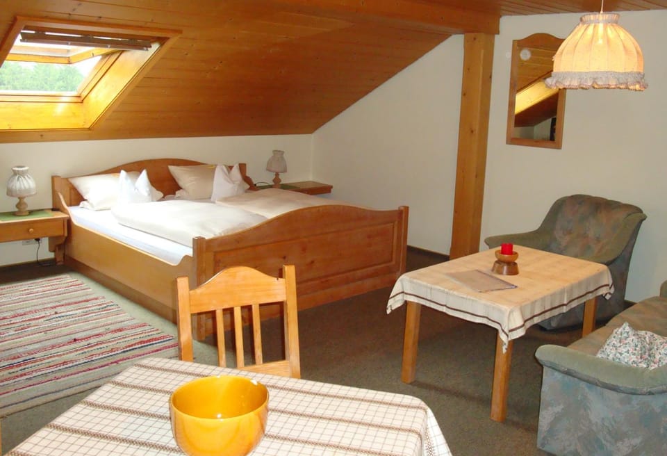 Bed, Photo of the whole room, Seating area