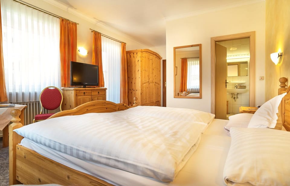 Bed, Bathroom, Photo of the whole room, Bedroom
