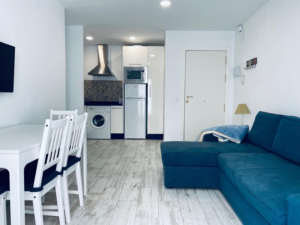 Kitchen or kitchenette, Living room, Seating area, Dining area