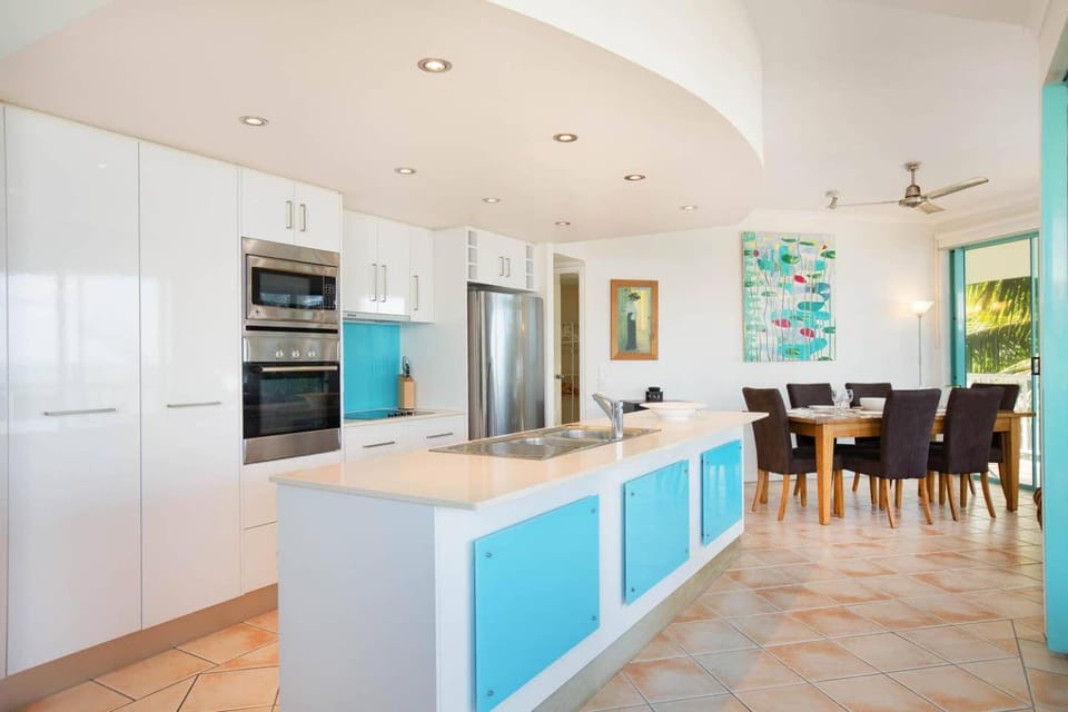 The Beach Shack 3BR Waterfront Resort, Own WIFI Apartment in Cairns