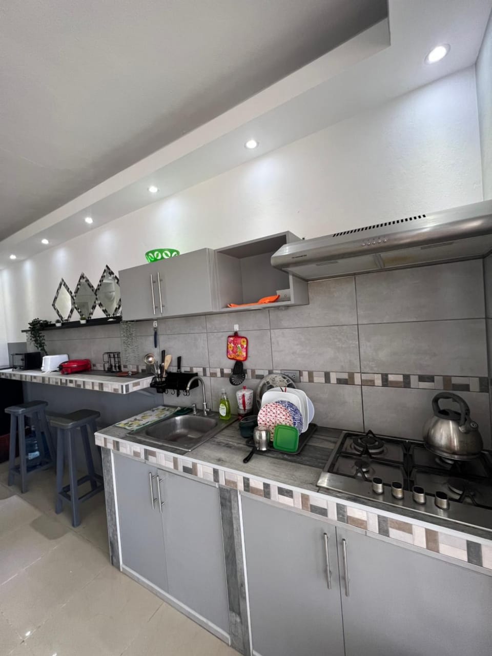 Kitchen or kitchenette, minibar, stove
