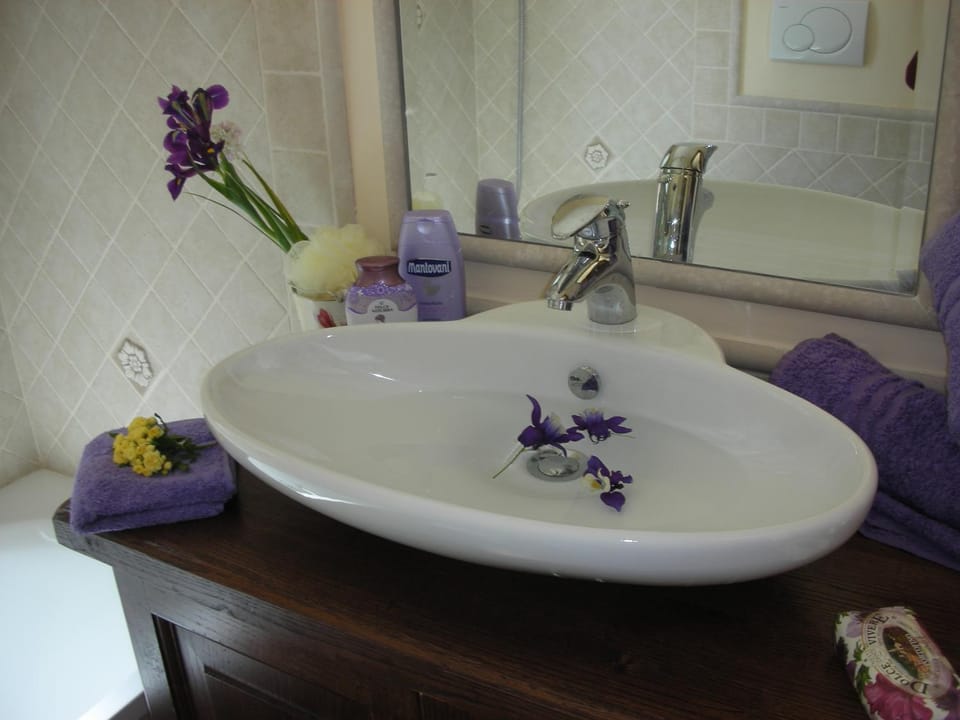 Bathroom, Decorative detail