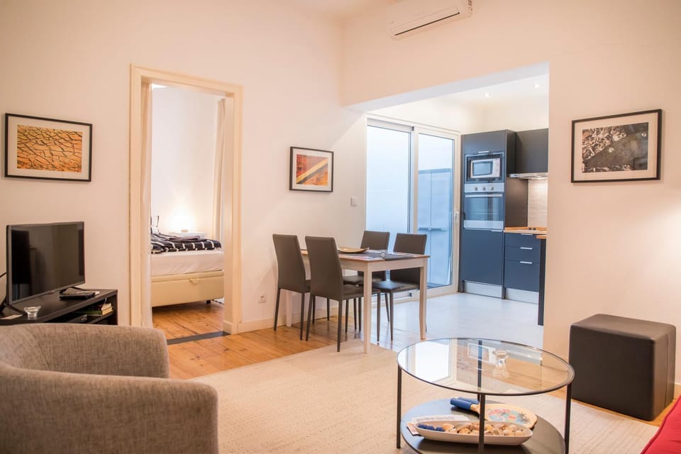 TV and multimedia, Coffee/tea facilities, Kitchen or kitchenette, Living room, Dining area, Bedroom
