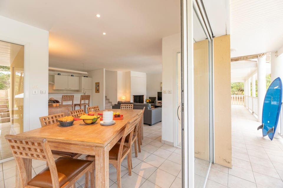 Communal lounge/ TV room, Kitchen or kitchenette, Living room, Dining area, stove, kitchen