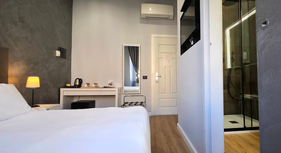 Bed, TV and multimedia, Photo of the whole room, Bedroom, air conditioner