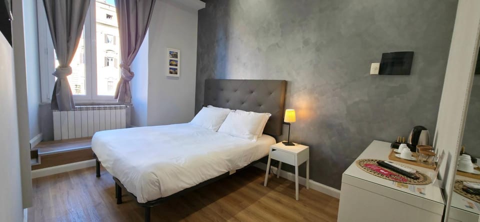 Bed, TV and multimedia, Photo of the whole room, Bedroom