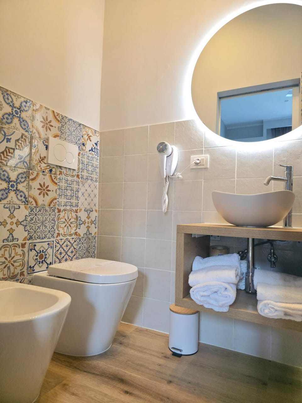 Shower, Toilet, Bathroom, bidet, towels