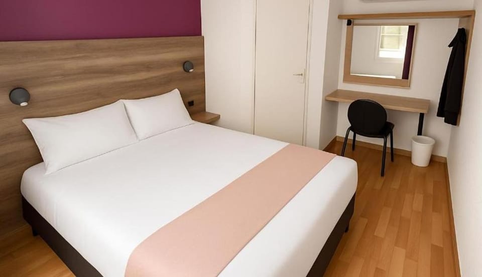 Bed, Bathroom, TV and multimedia, Photo of the whole room, Bedroom, internet