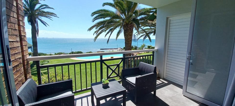 Balcony/Terrace, Seating area, Pool view, Sea view