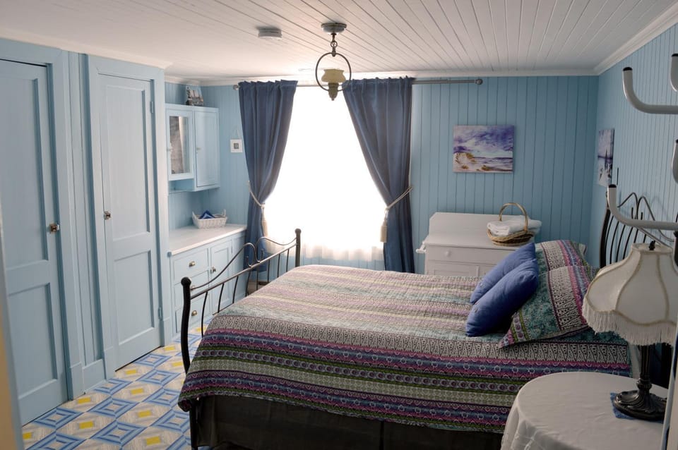 Photo of the whole room, Decorative detail