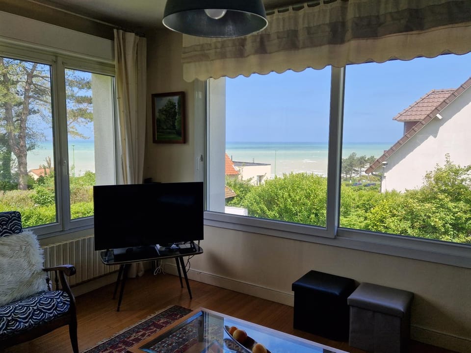 Communal lounge/ TV room, Sea view