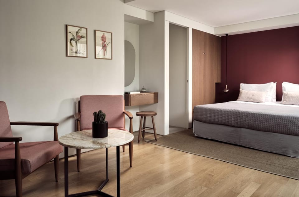 Bed, Seating area, Bedroom