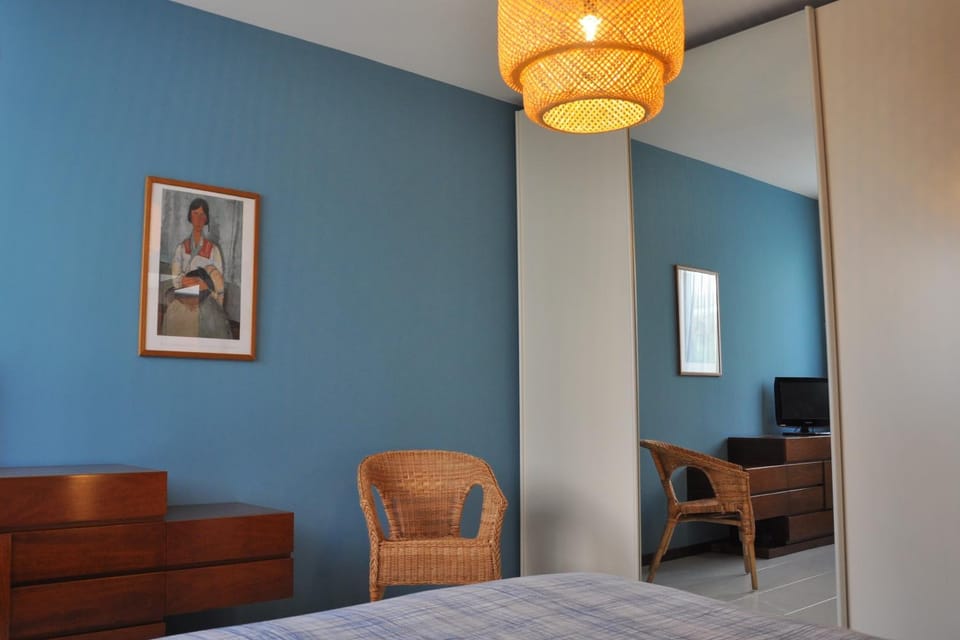 Photo of the whole room, Bedroom